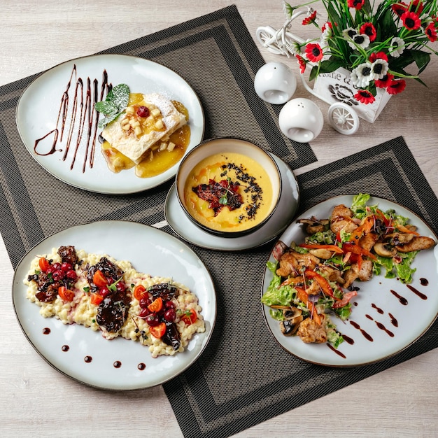 Zestaw talerzy z potrawami